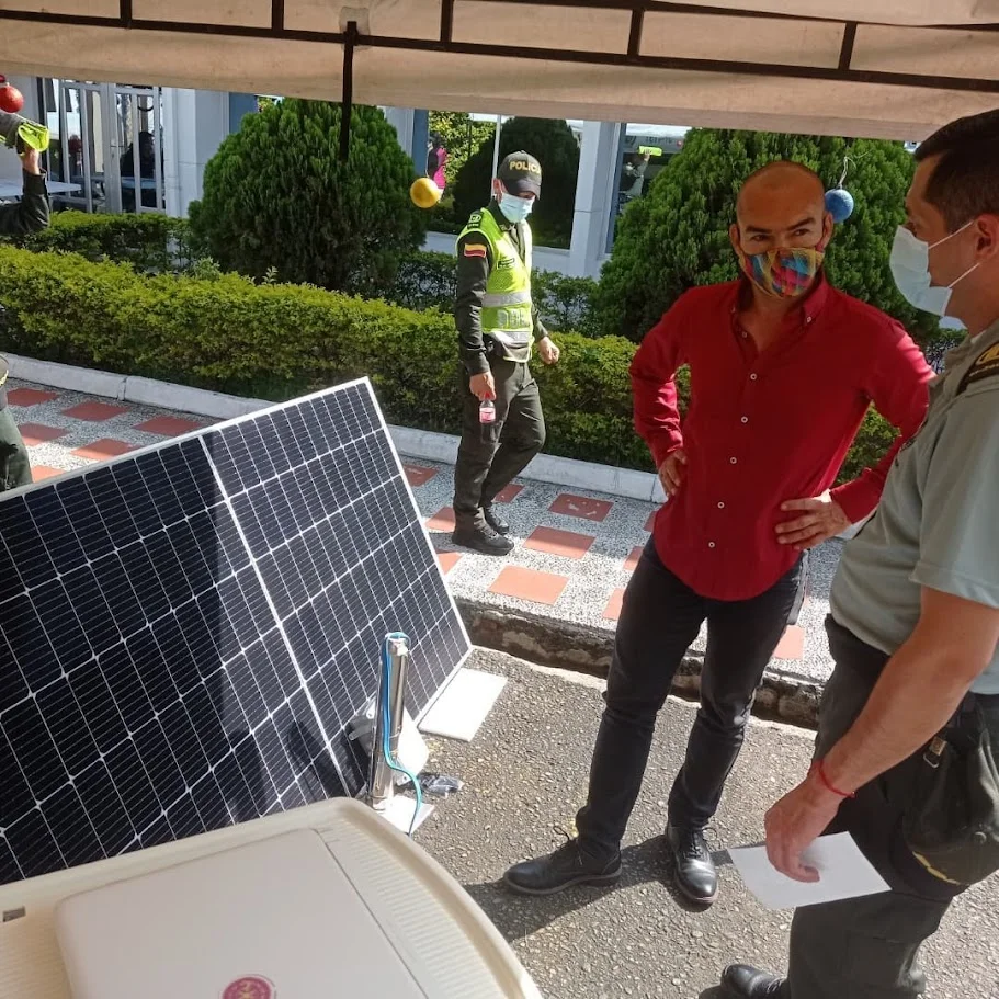Exhibición de soluciones solares con la Policía Nacional